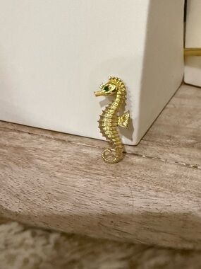 Vintage Gold Tone Seahorse Brooch With Green Stone Eye